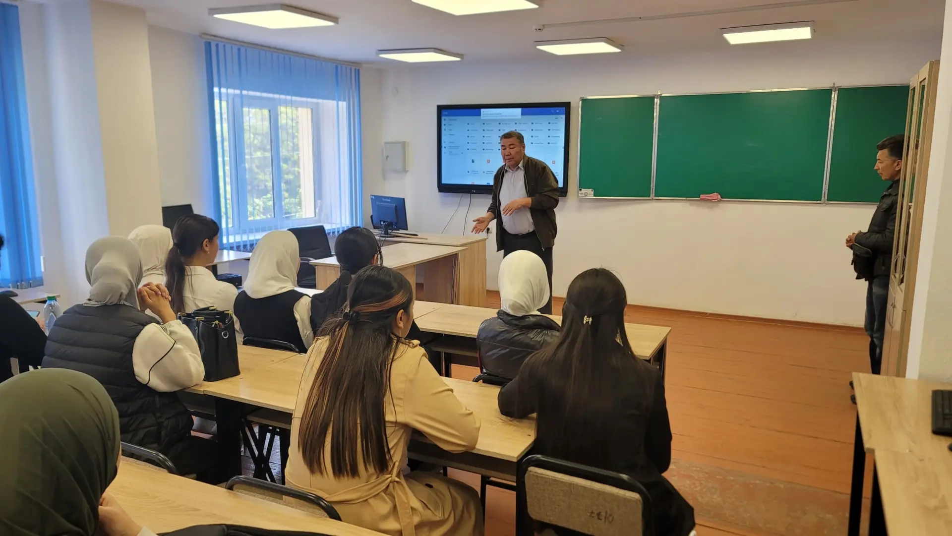 Подробнее о статье 🎓 Декада «День открытых дверей» в Токмокском колледже КНАУ им. К. И. Скрябина